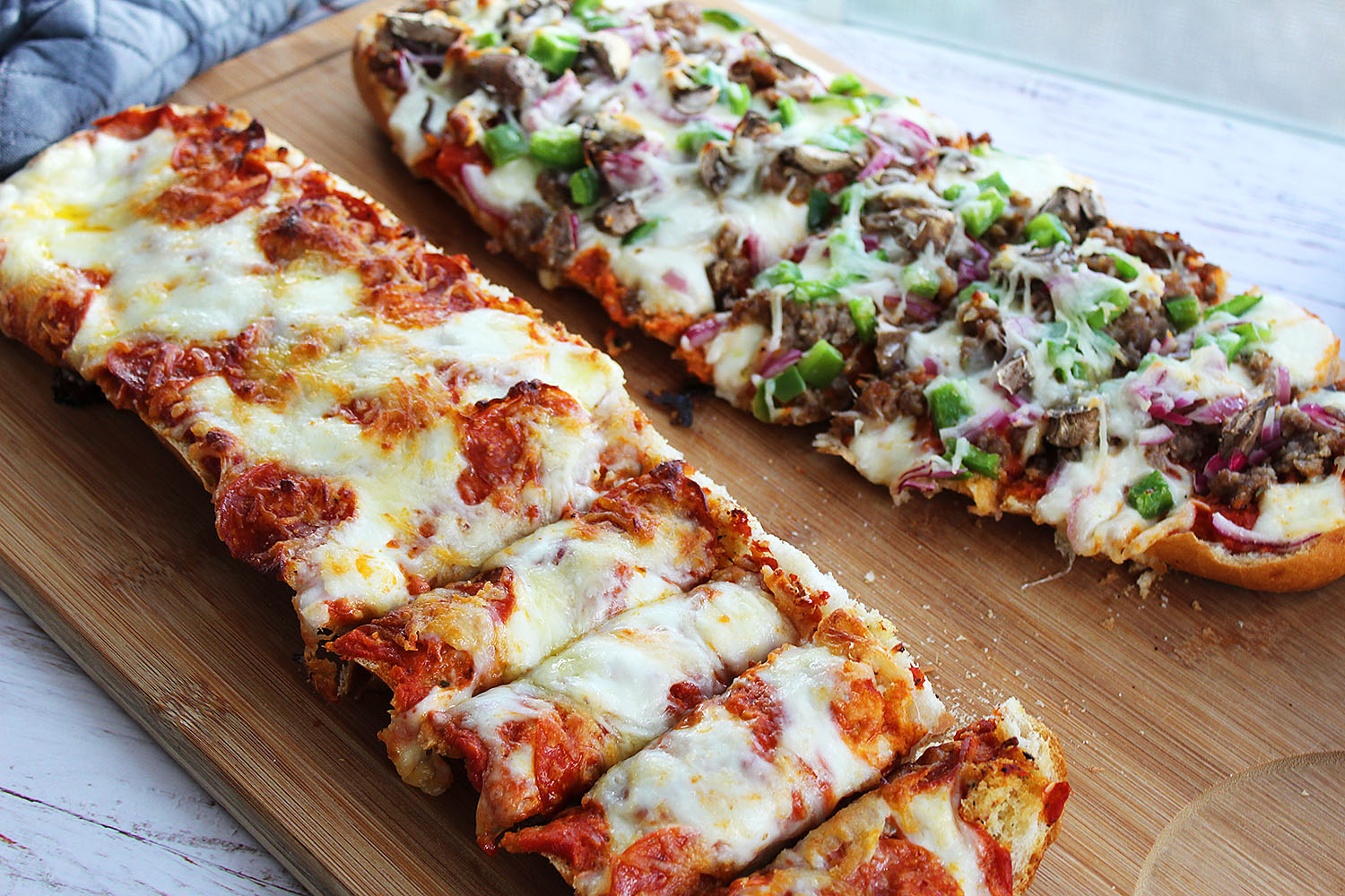 simple-15-minute-garlic-bread-pizza-the-mixed-menu